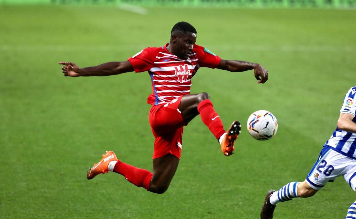 Kingsley Fobi trata de controlar el balón en el Reale Arena. 