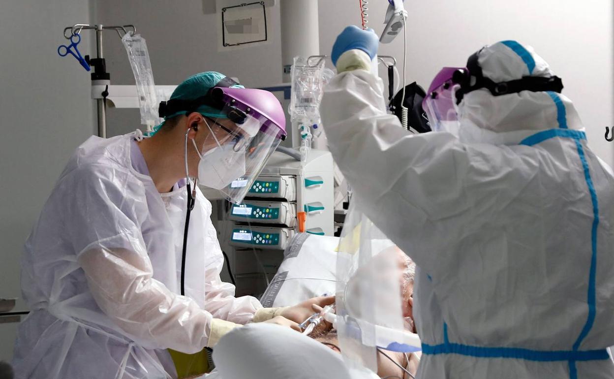 Sanitarios atienden a un paciente en la UCI.