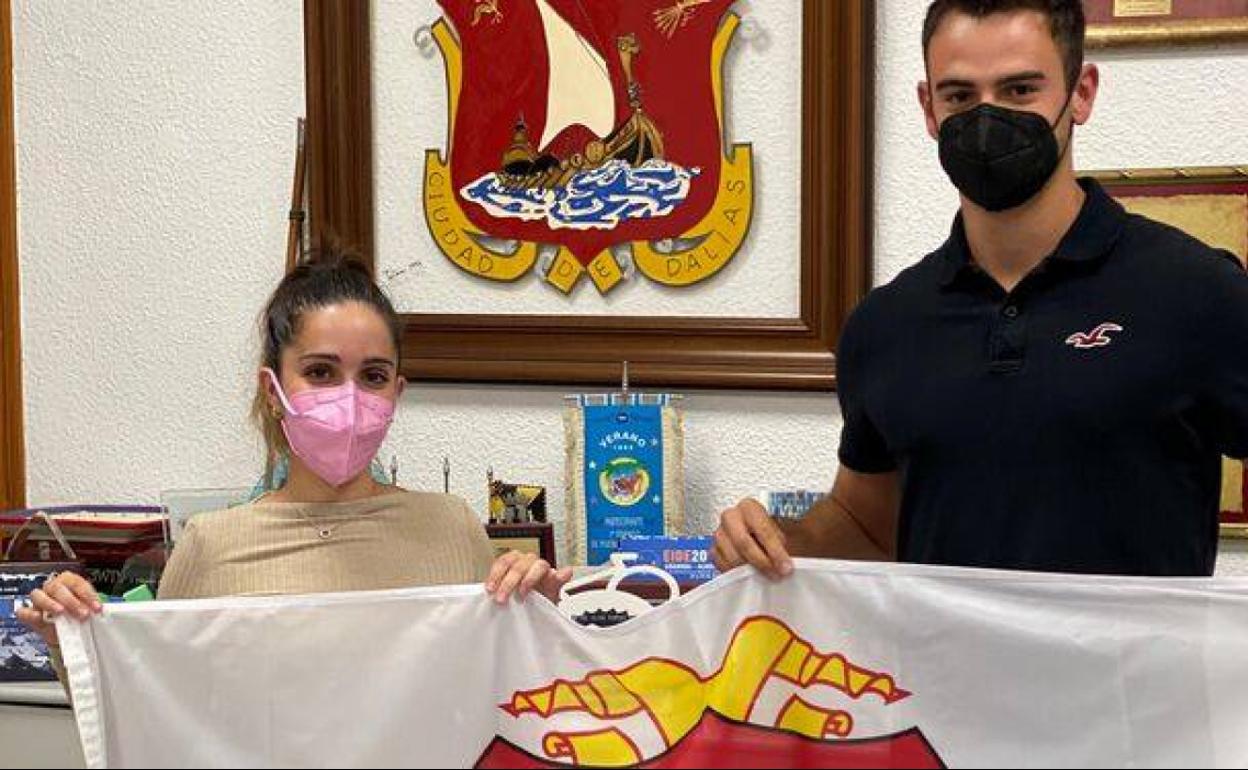 La edil de Deportes y el joven golfista que lucirá el escudo del municipio a nivel internacional.