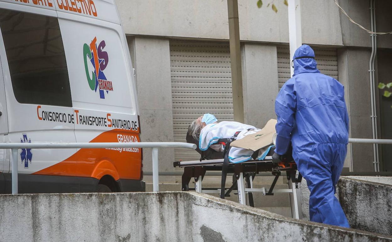 Traslado de un paciente al antiguo hospital Clínico, el pasado 21 de octubre.