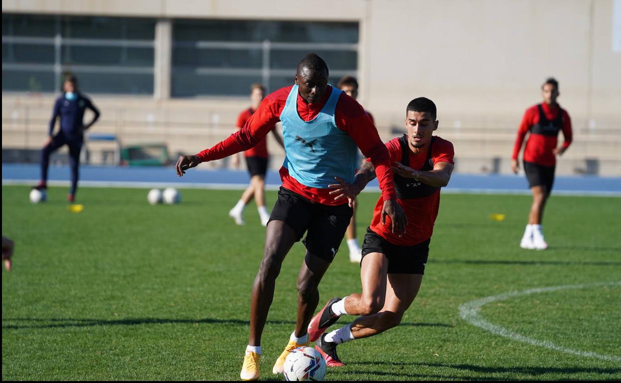 Umar Sadiq se intenta marchar de Chumi, en el entrenamiento celebrado ayer en el Anexo.
