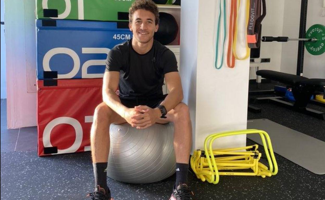 Luis Milla muestra el gimnasio improvisado en su casa, en una imagen subida a redes sociales. 