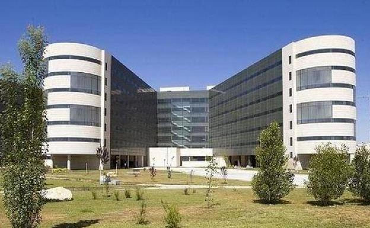 Covid en Granada | Médicos jubilados se incorporan de forma voluntaria al Hospital San Cecilio para reforzar el rastreo