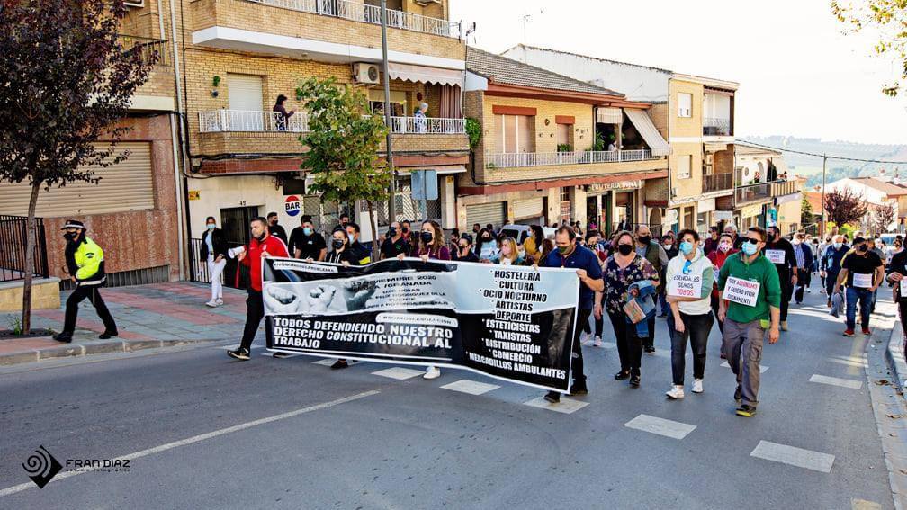 Hosteleros y comerciantes de Íllora durante la marcha que recorrió las pricipales calles de la localidad. 