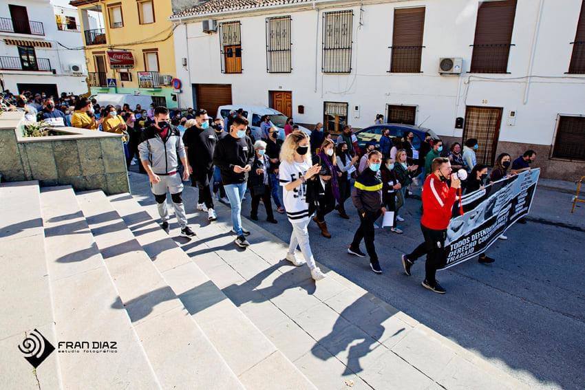 Hosteleros y comerciantes de Íllora durante la marcha que recorrió las pricipales calles de la localidad. 