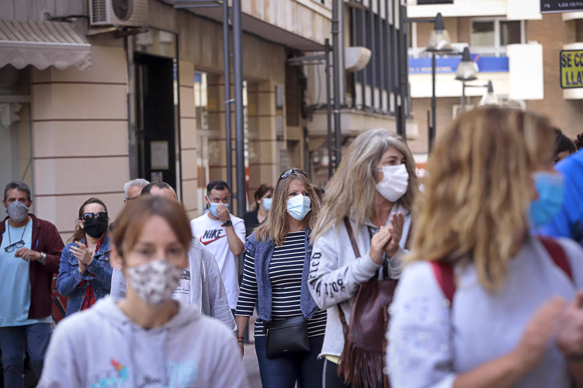 La manifestación ha avanzado desde la plaza de la Aurora hasta la puerta del Ayuntamiento donde han reclamado al Gobierno local que esté al lado desus vecinos