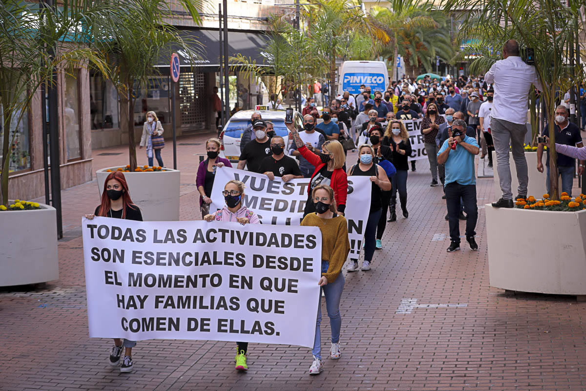 La manifestación ha avanzado desde la plaza de la Aurora hasta la puerta del Ayuntamiento donde han reclamado al Gobierno local que esté al lado desus vecinos