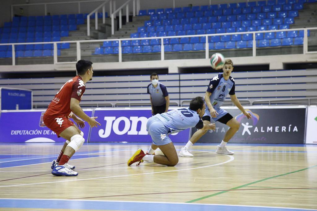 Fotos: Unicaja Almería e Ibiza lo remotan por donde lo dejaron