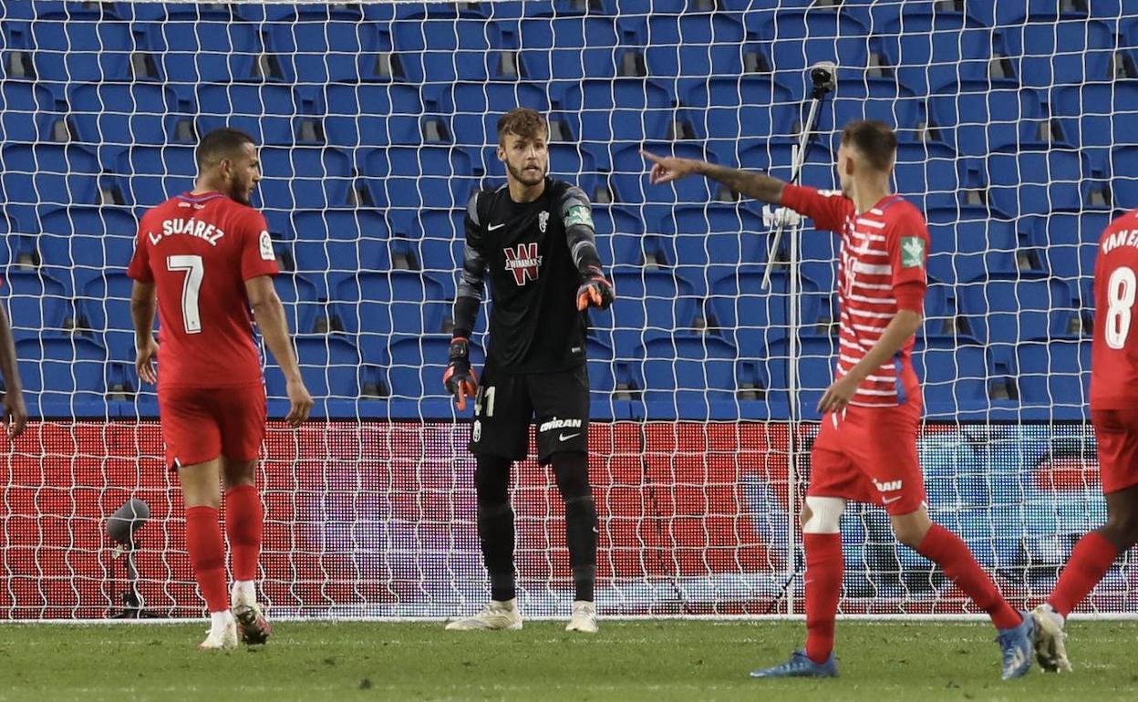 El portero maracenero Ángel dirige a sus compañeros desde la portería. 