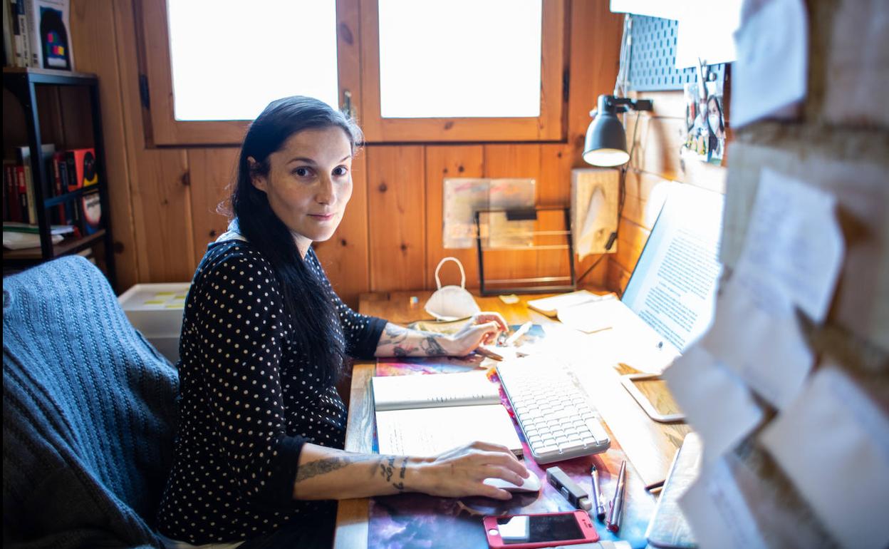 La escritora Clrara Peñalver, en su casa.
