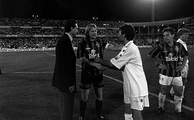 Luis Milla saluda a Schuster en la inaguración del Nuevo Los Cármenes, con Valdano delante. 