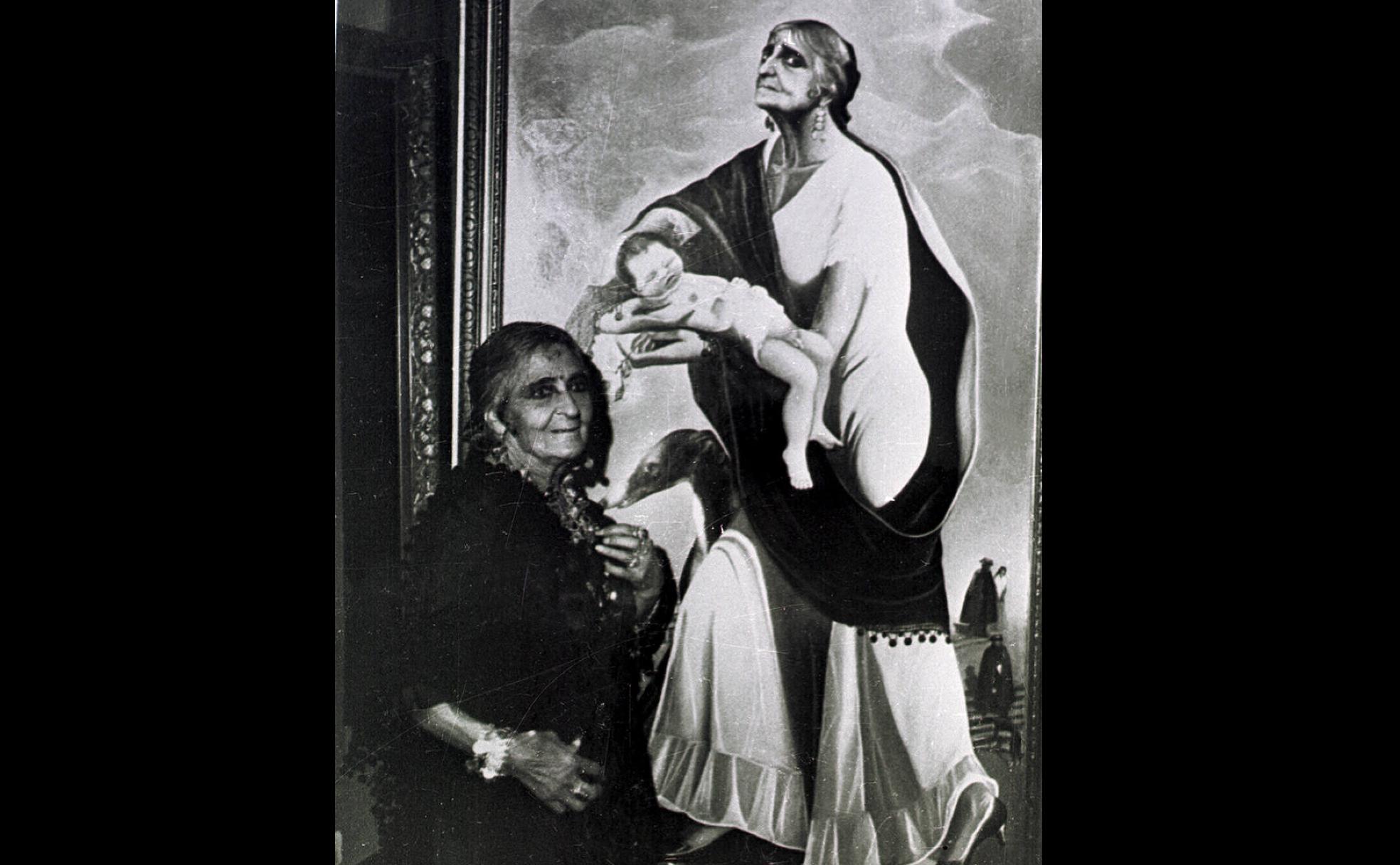 Natalia Castro posa delante de una de las pintoras para la que posó como modelo. 