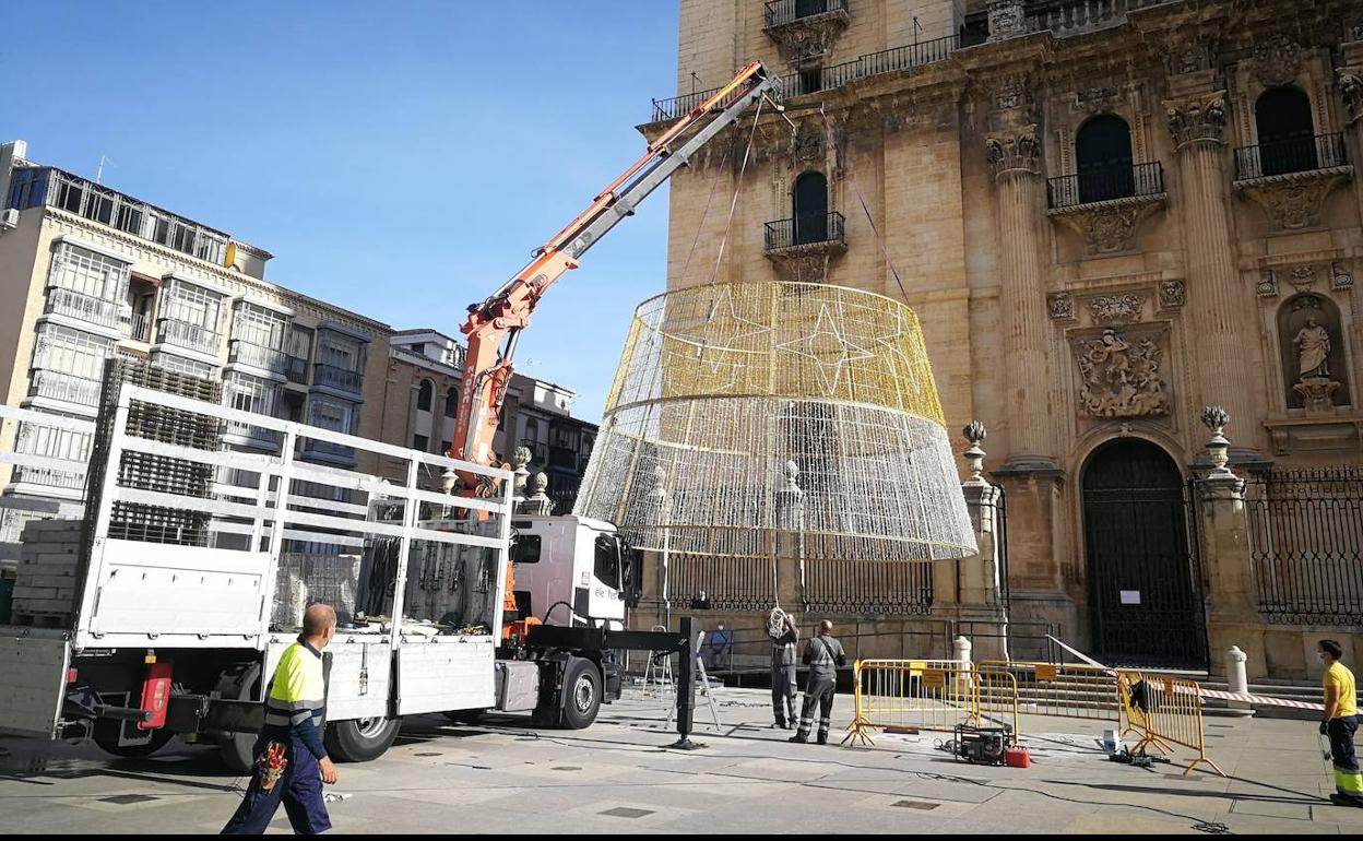 Colocación del árbol de luces de Navidad ante la Catedral de Jaén, este lunes. 