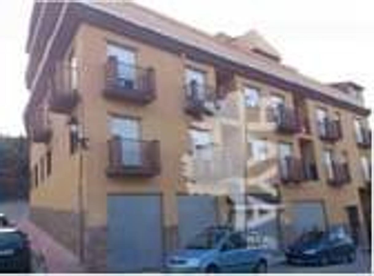 Pisos en Cenes de La Vega. Dos y tres habitaciones. Entre 91 y 101 metros cuadrados. Precio: 76.000 - 80.000 euros.