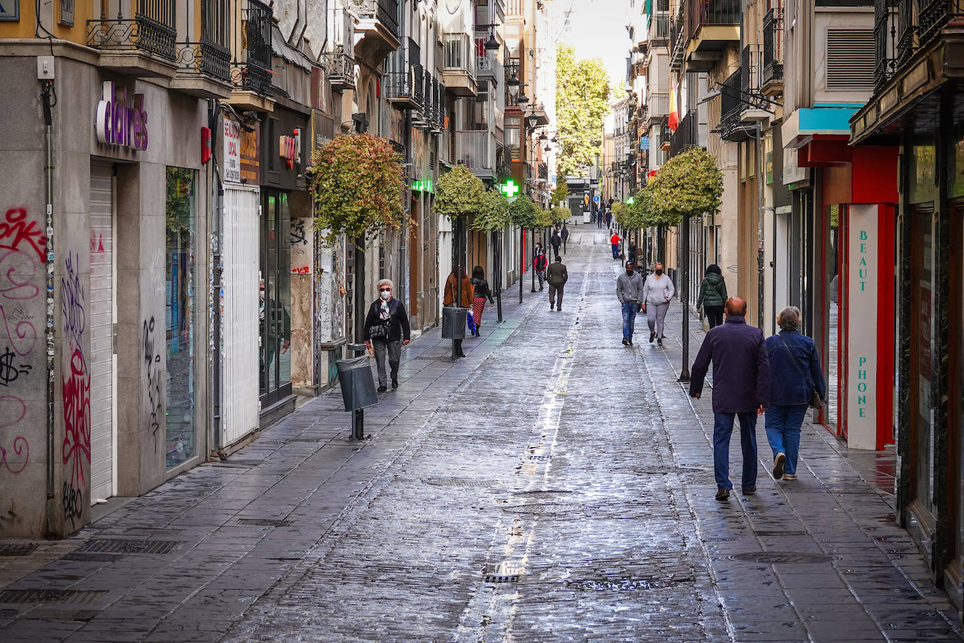 La calle Mesones con todos los comercios cerrados por las restricciones impuestas por la Junta para frenar la pandemia. 