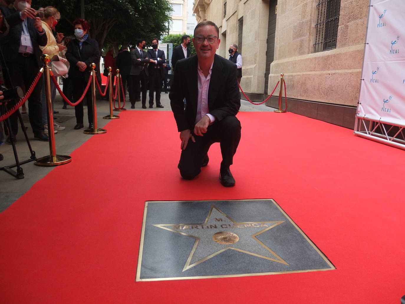 El director Manuel Martín Cuenca se ha convertido en el primer almeriense en contar con una estrella en el Paseo de la Fama de la capital en un acto que se ha celebrado este miércoles en el marco del Festival Internacional de Cine de Almería (Fical) 2020 .