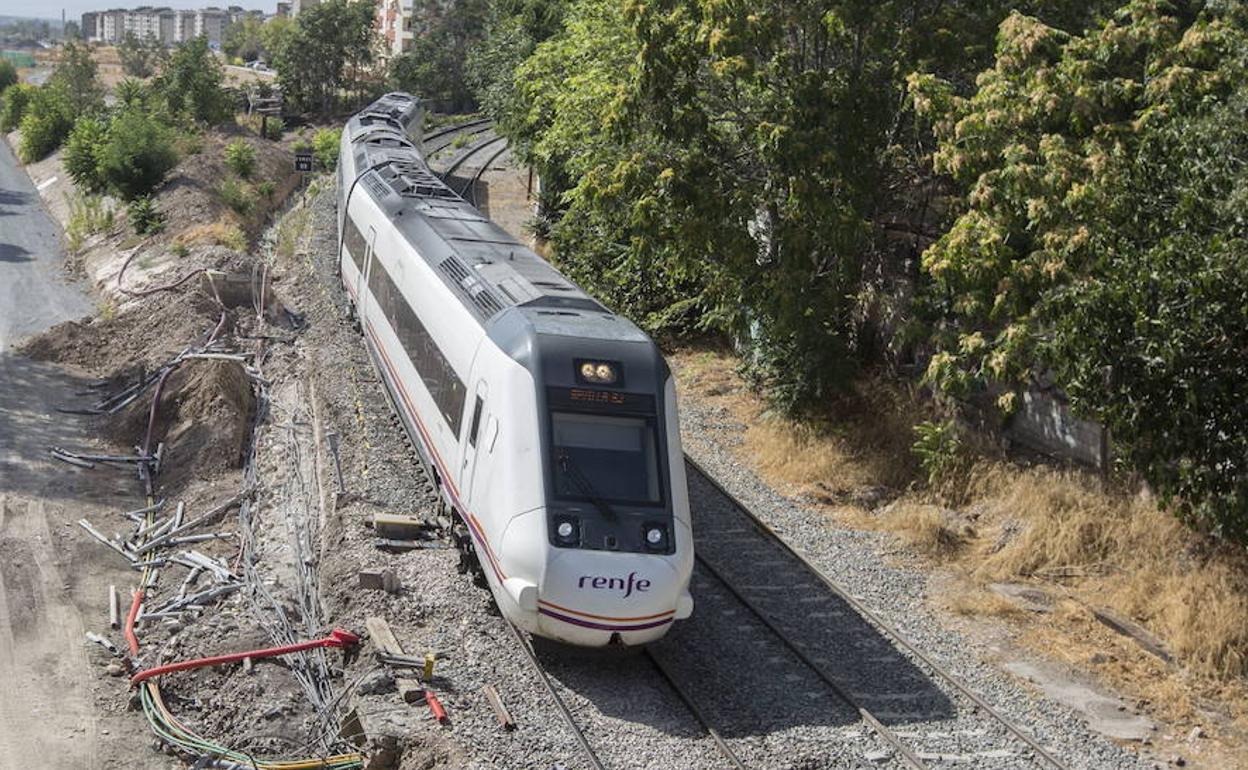 El tren de Almería, a su llegada a Granada durante las obras del AVE.