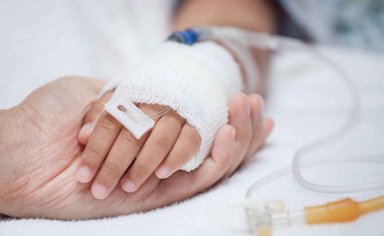 Un niño se somete a un tratamiento contra el cáncer