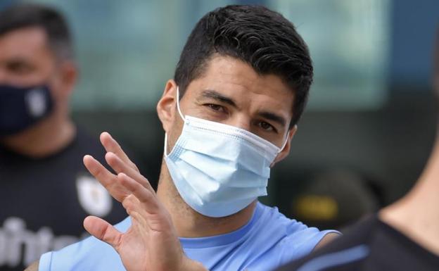 El uruguayo Luis Suárez, con una mascarilla, antes de conocerse su positivo por coronavirus. 