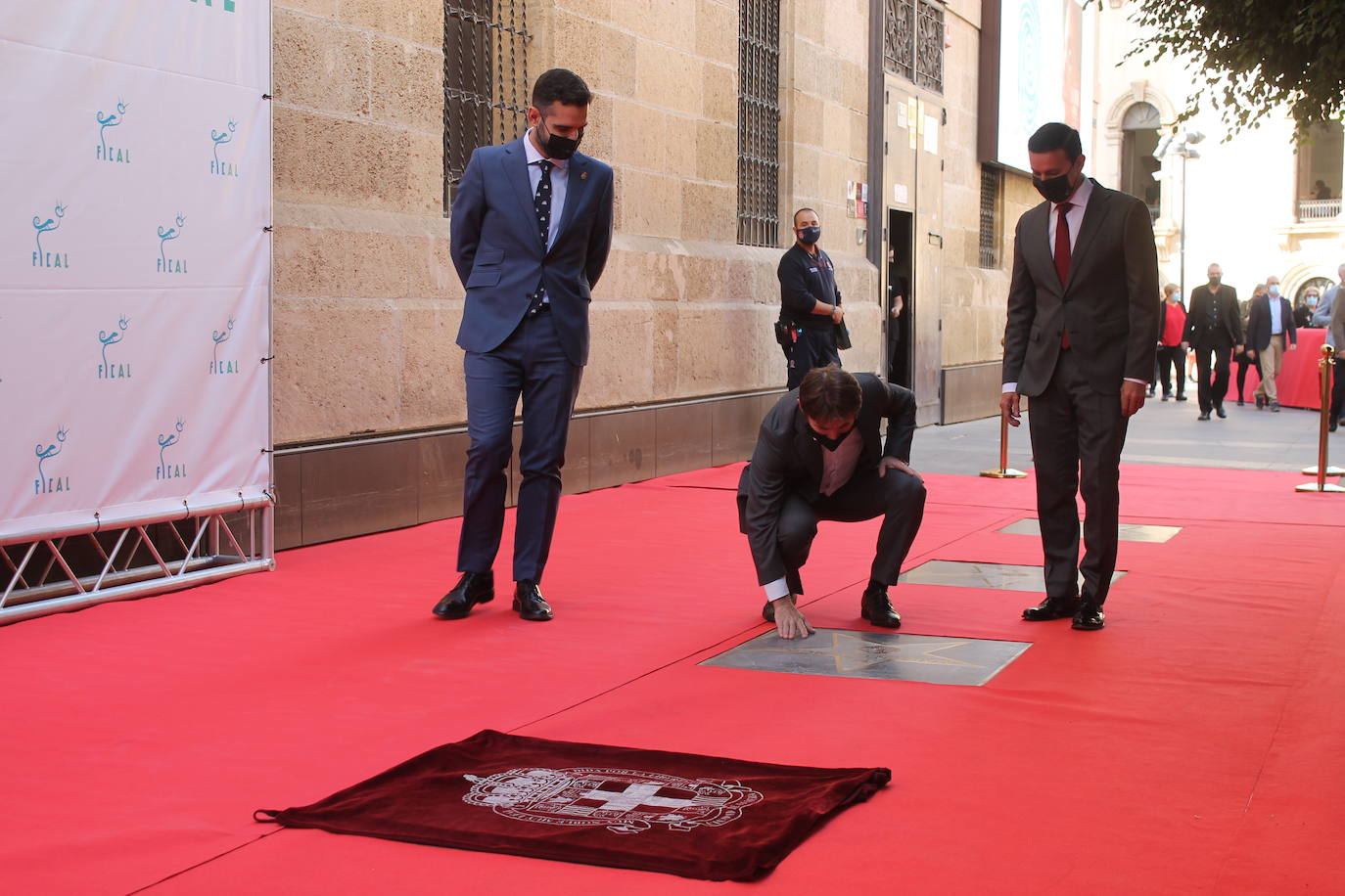 El actor descubre su lucero en el Paseo de la Fama de la capital acompañado de su «hermano», el ejidense Martín Cuenca