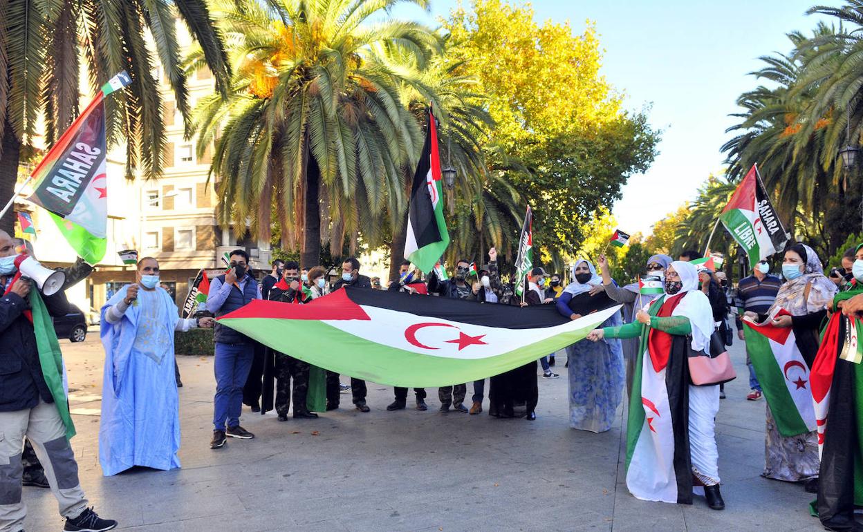 Saharauis residentes en Linares se concentran contra la guerra. 