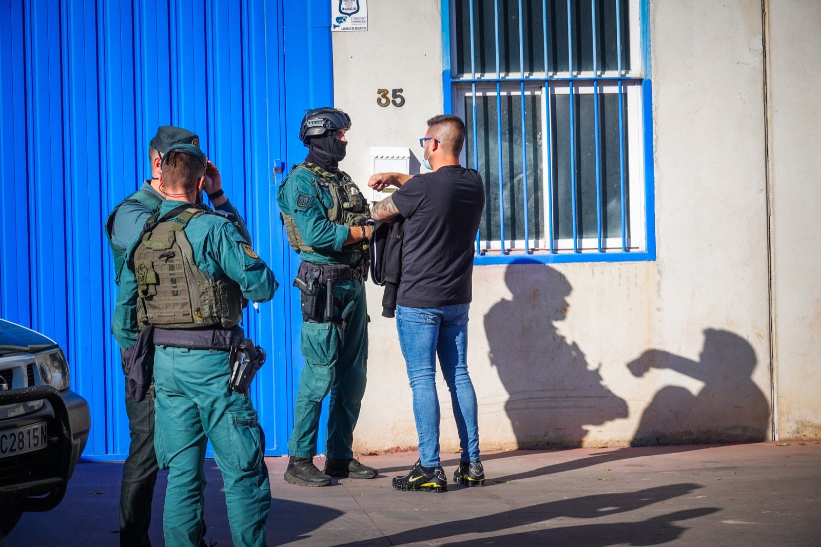 300 guardias civiles, 5.000 plantas, 13 detenidos, armas y coches de lujo