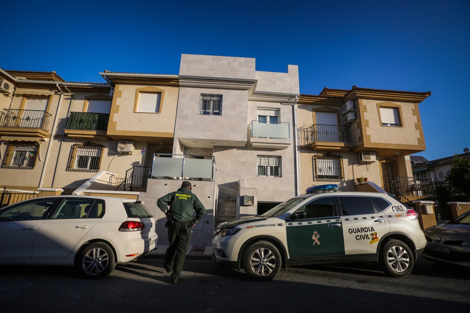 300 guardias civiles, 5.000 plantas, 13 detenidos, armas y coches de lujo