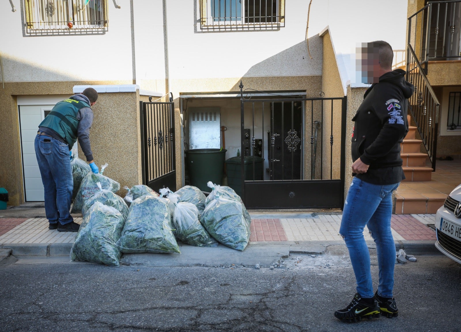 300 guardias civiles, 5.000 plantas, 13 detenidos, armas y coches de lujo