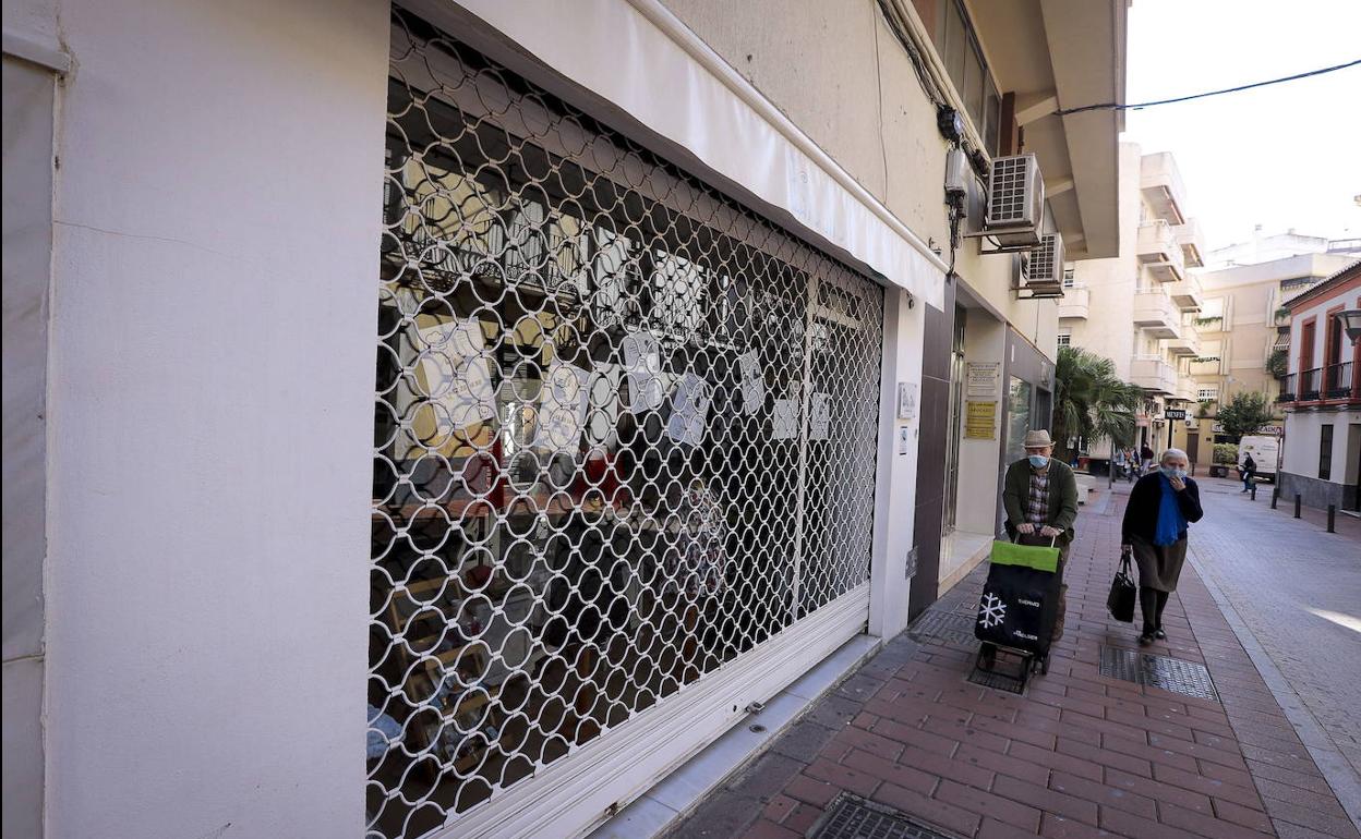 Comercios cerrados en el centro de Motril.