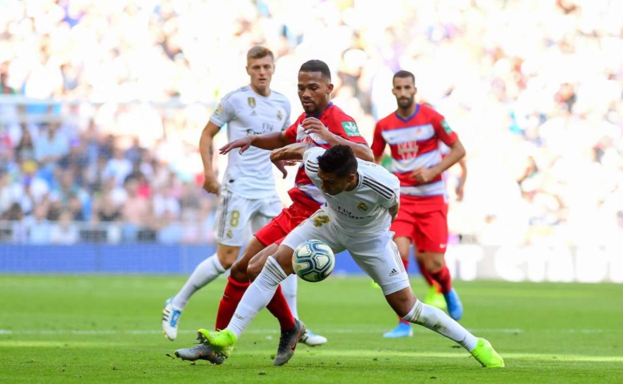 Herrera y Casemiro disputan un balón dividido en el partido del Bernabéu del pasado curso. 