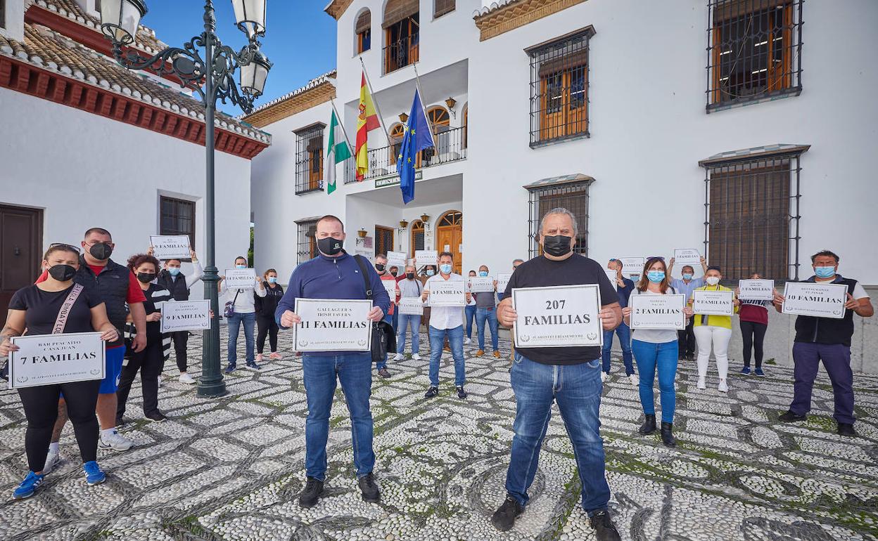 Los hosteleros de La Zubia protestando ayer ante el Ayuntamiento de la localidad, mientras se celebraba el pleno en el que se aprobaron ayudas directas para el sector. 