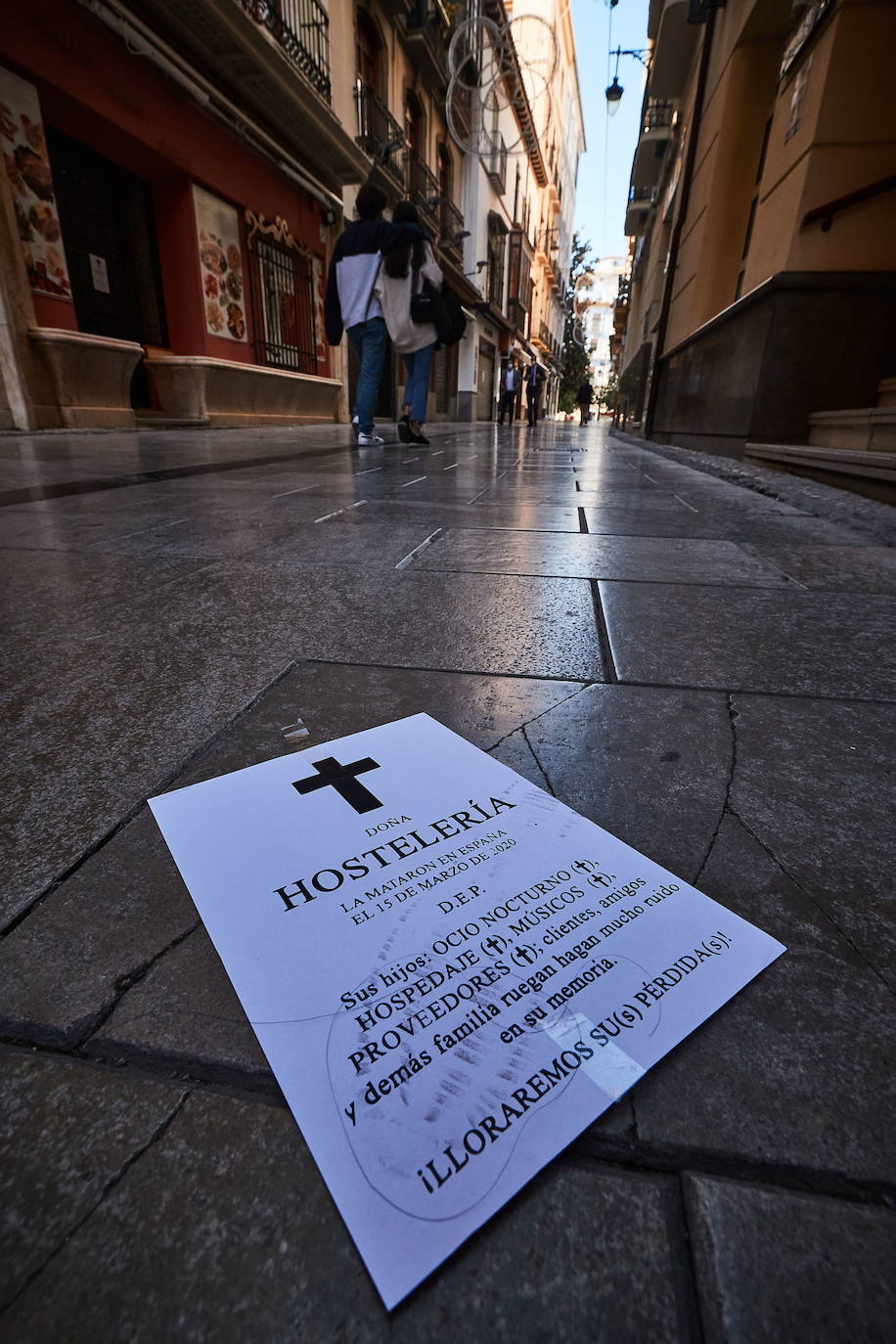 La céntrica calle Navas con todos sus negocios cerrados por las restricciones. 