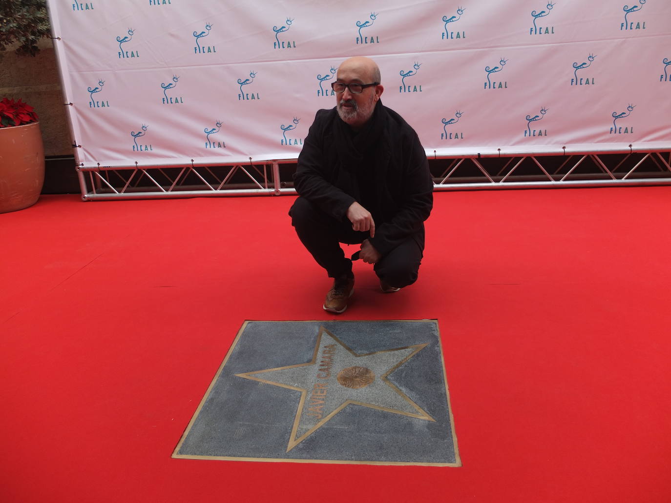 El actor riojano Javier Cámara, uno de los más afamados del cine español, ha destapado este sábado su estrella en el Paseo de la Fama de Almería.