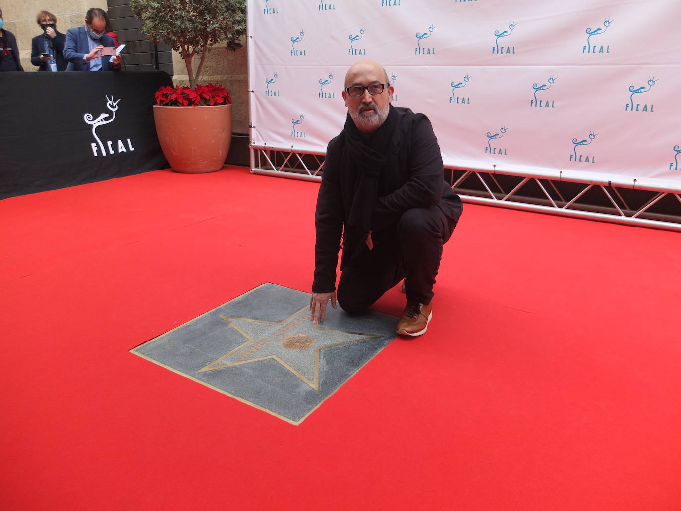 El actor riojano Javier Cámara, uno de los más afamados del cine español, ha destapado este sábado su estrella en el Paseo de la Fama de Almería.