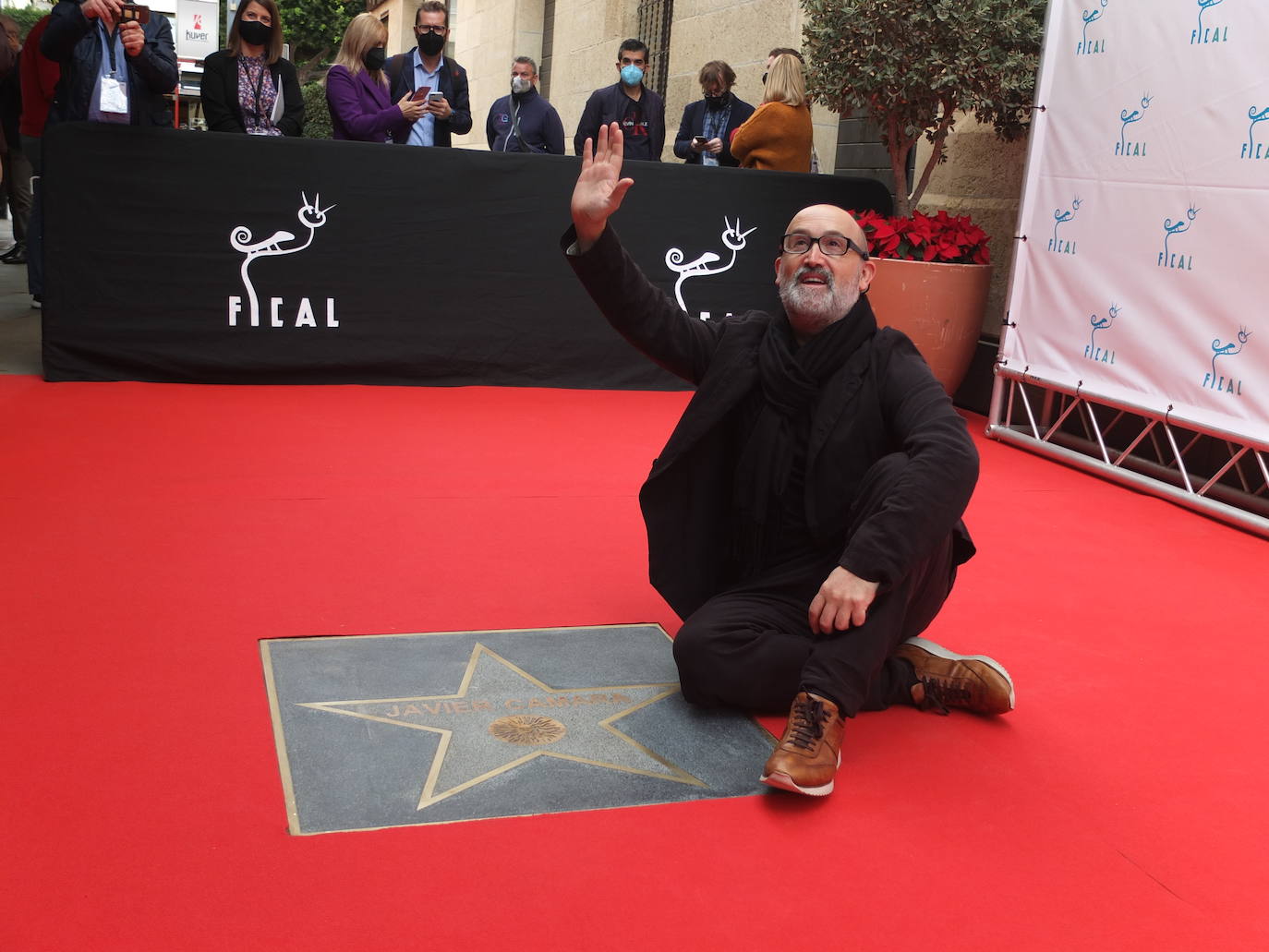 El actor riojano Javier Cámara, uno de los más afamados del cine español, ha destapado este sábado su estrella en el Paseo de la Fama de Almería.