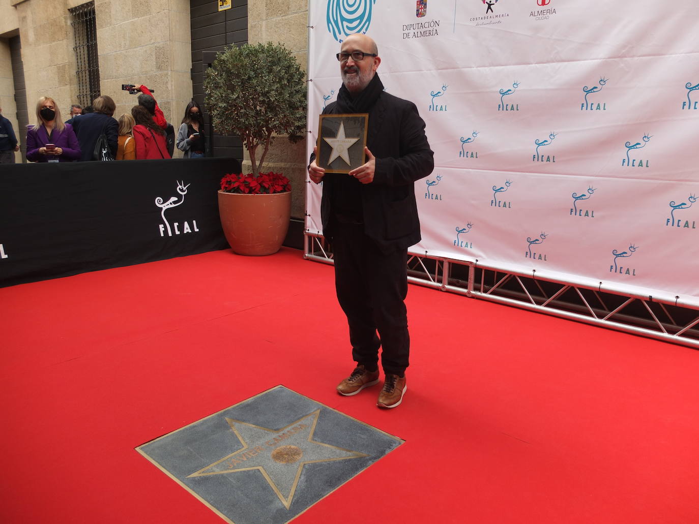 El actor riojano Javier Cámara, uno de los más afamados del cine español, ha destapado este sábado su estrella en el Paseo de la Fama de Almería.