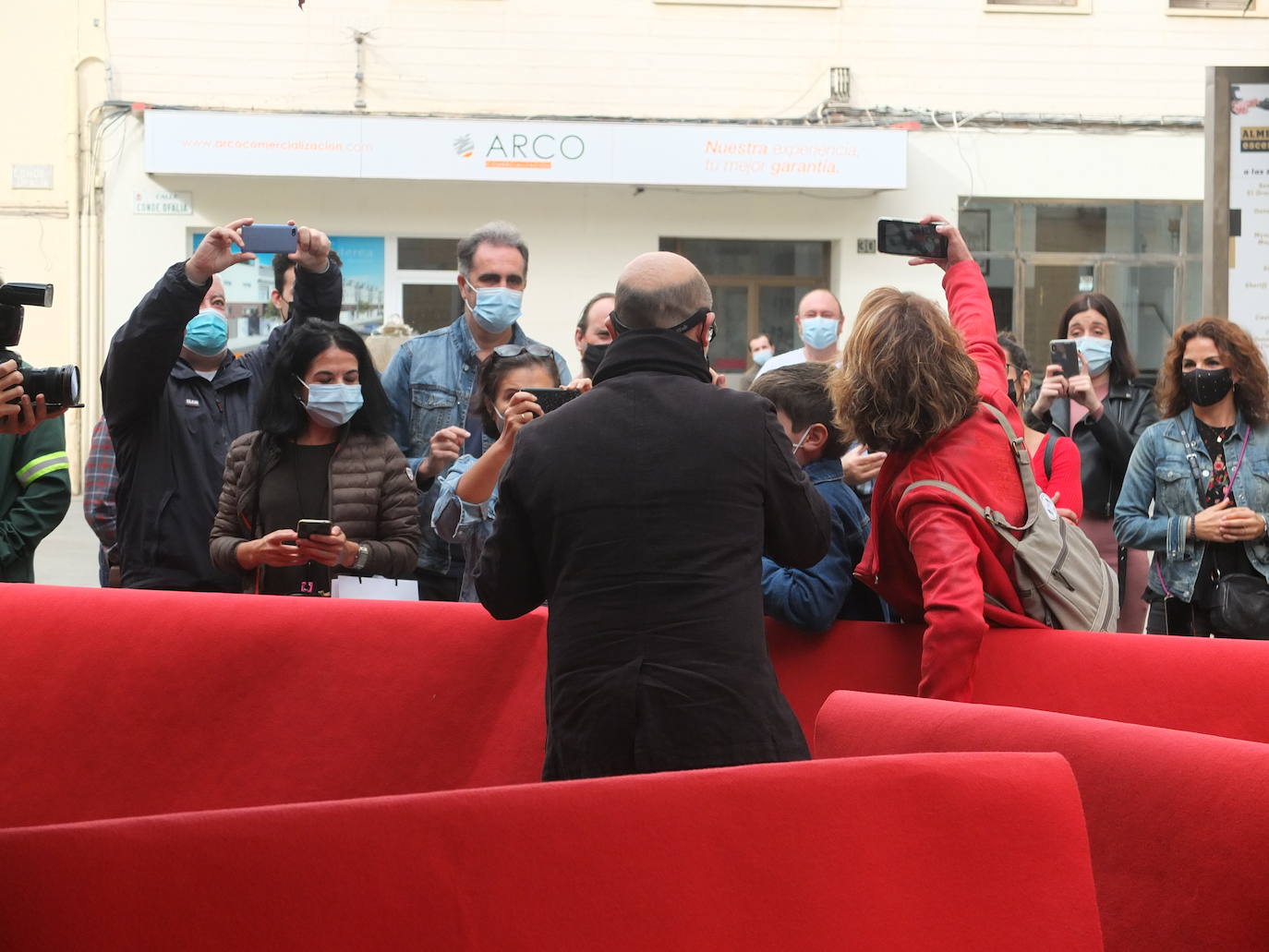 El actor riojano Javier Cámara, uno de los más afamados del cine español, ha destapado este sábado su estrella en el Paseo de la Fama de Almería.