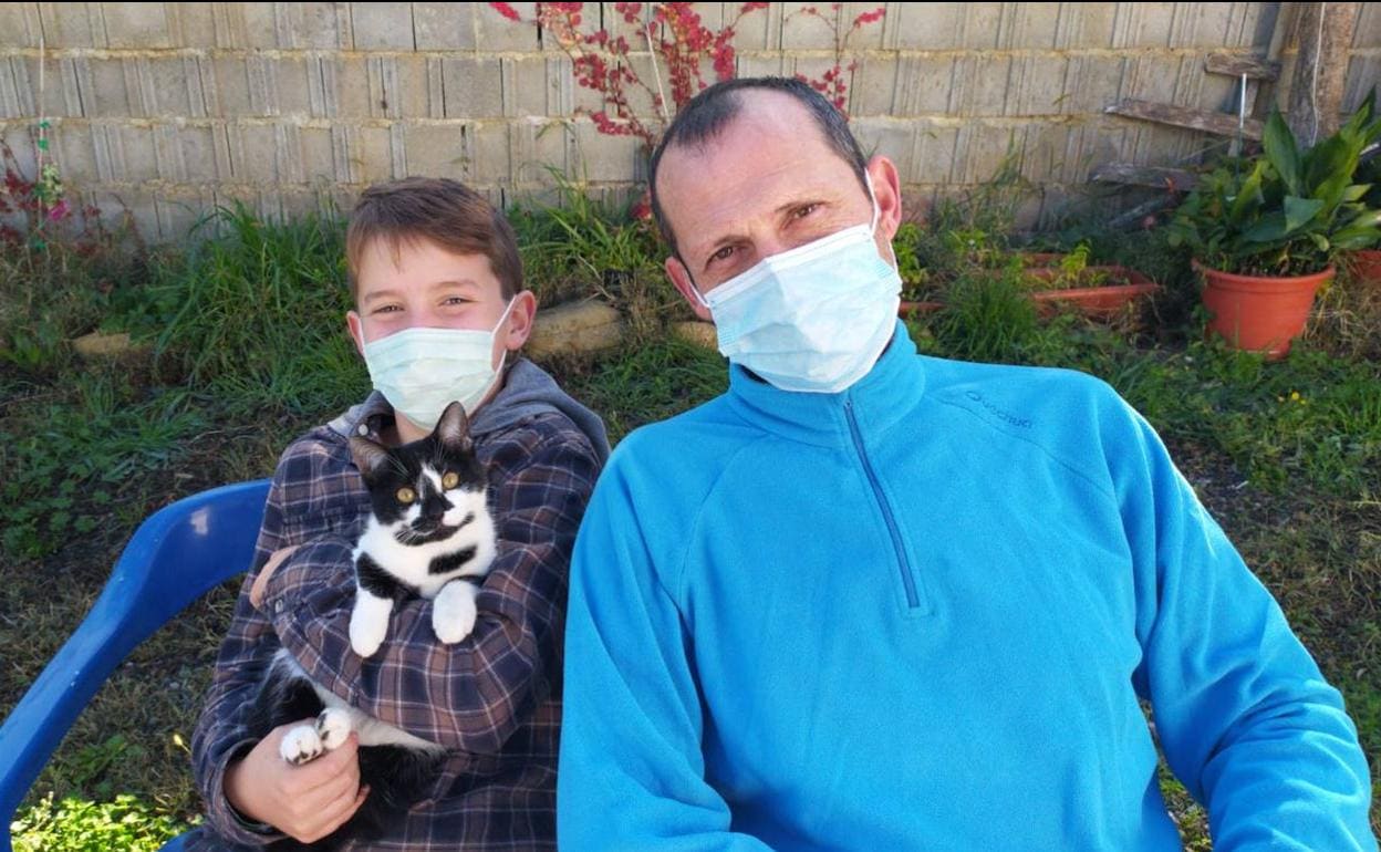 Álex y su padre, Jorge, están confinados en su casa de Dílar. 