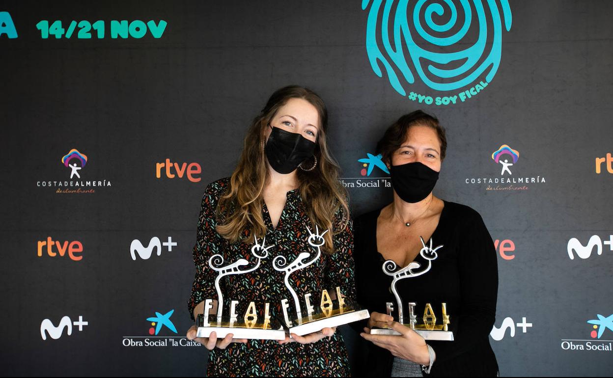 Pilar Palomero y Valérie Delpierre con los galardones obtenidos por 'Las niñas'.