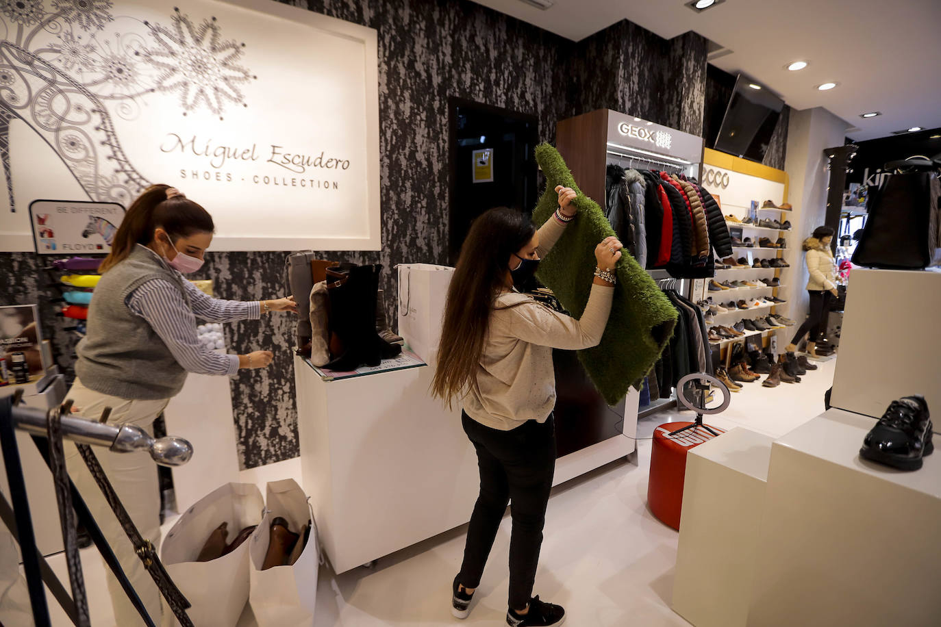 Costa y Alpujarra reabren con los bares a medio gas y el comercio listo para salvar la Navidad