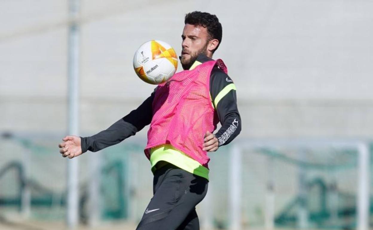 Quini controla un balón durante el entrenamiento de este mismo lunes. 