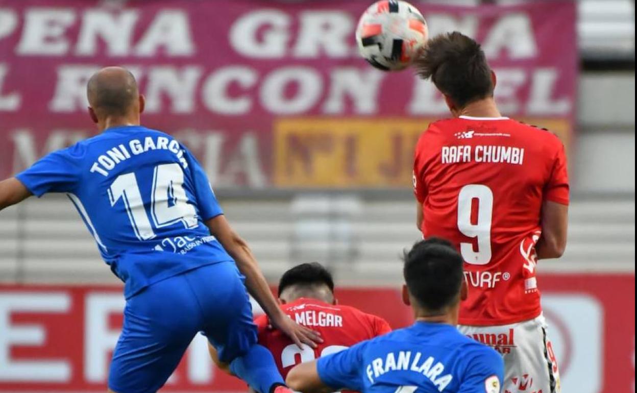 Chumbi y Toni García en la disputa de un balón por arriba.