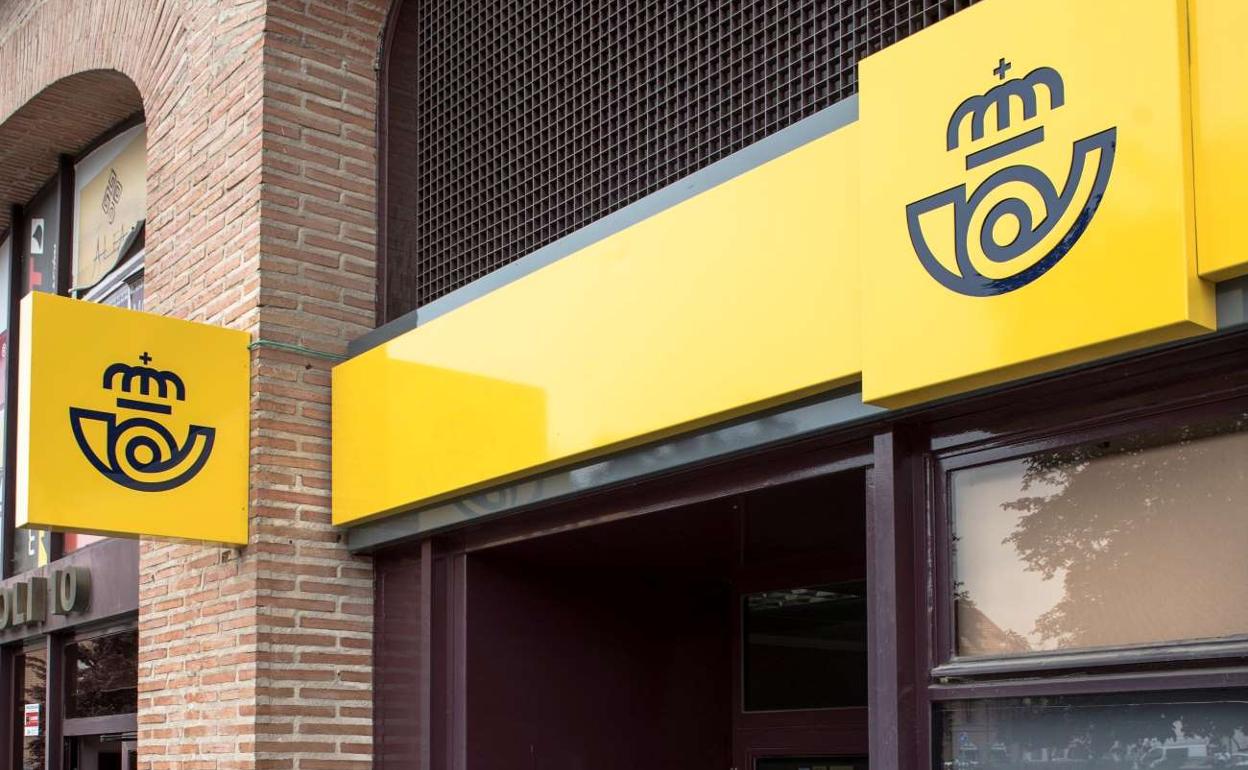 Fachada de la oficina de Correos.