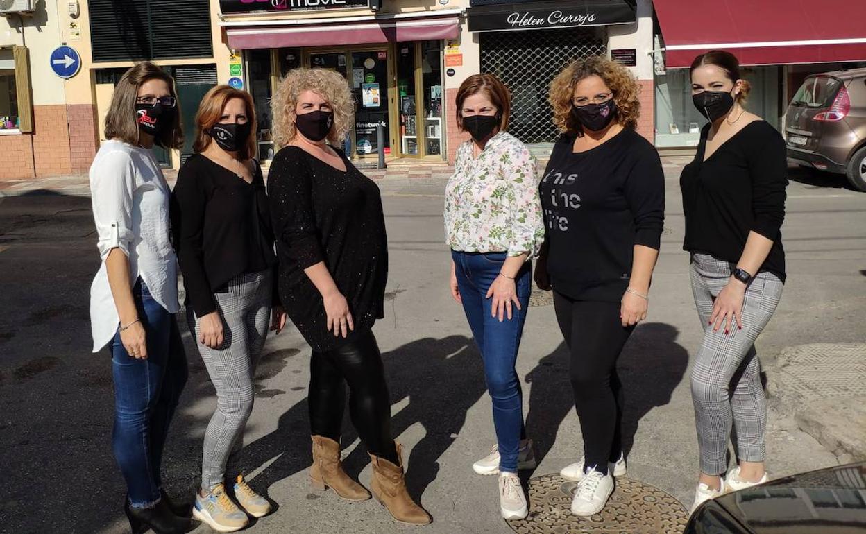 Las seis vecinas de Cúllar Vega, frente a sus comercios. 