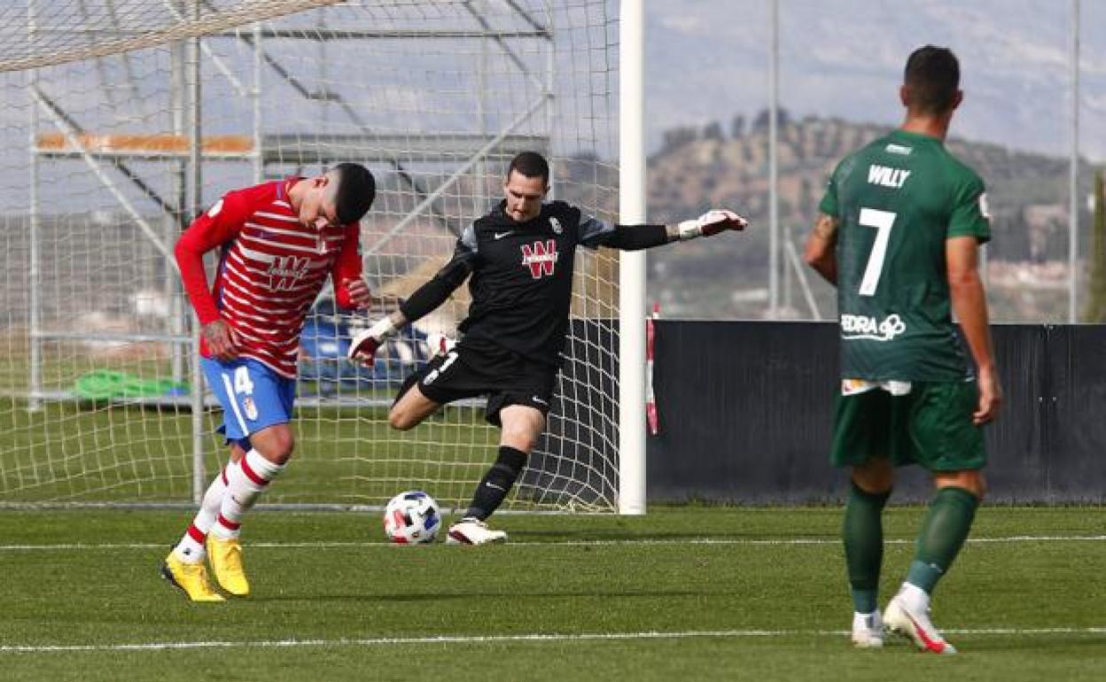 Joao Costa patea en un saque de portería del partido de la discordia frente al Córdoba. 