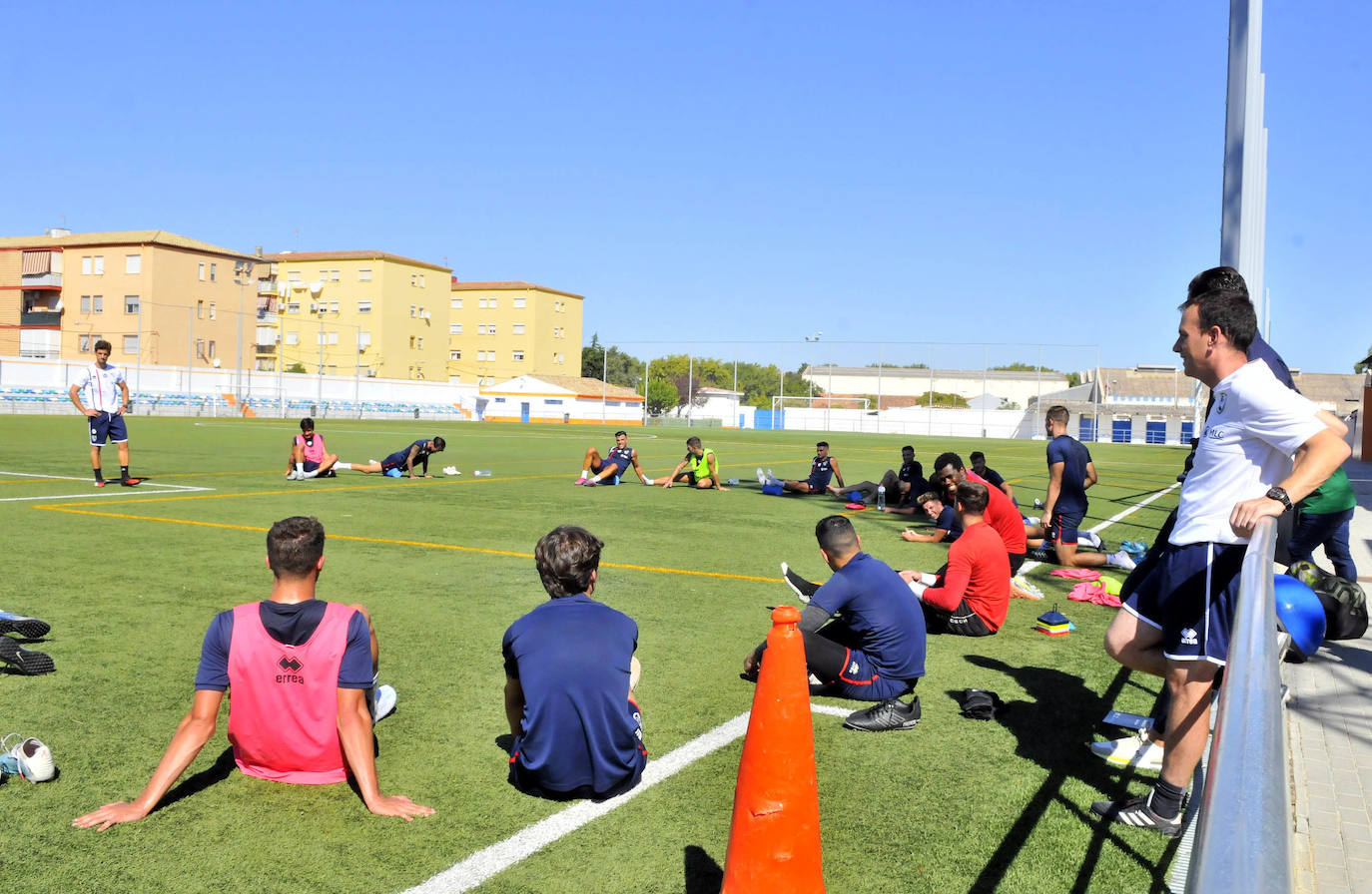 Alberto González charlando con sus hombres durante los estiramientos matinales. 