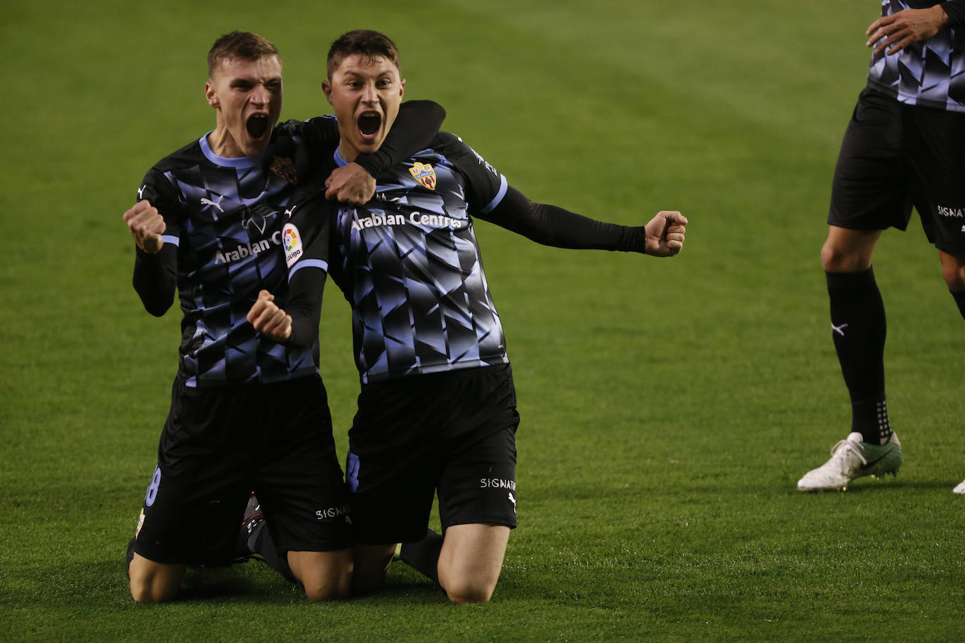 Nikola Maras y Jorge Cuenca celebran el segundo gol rojiblanco que da los tres puntos. 