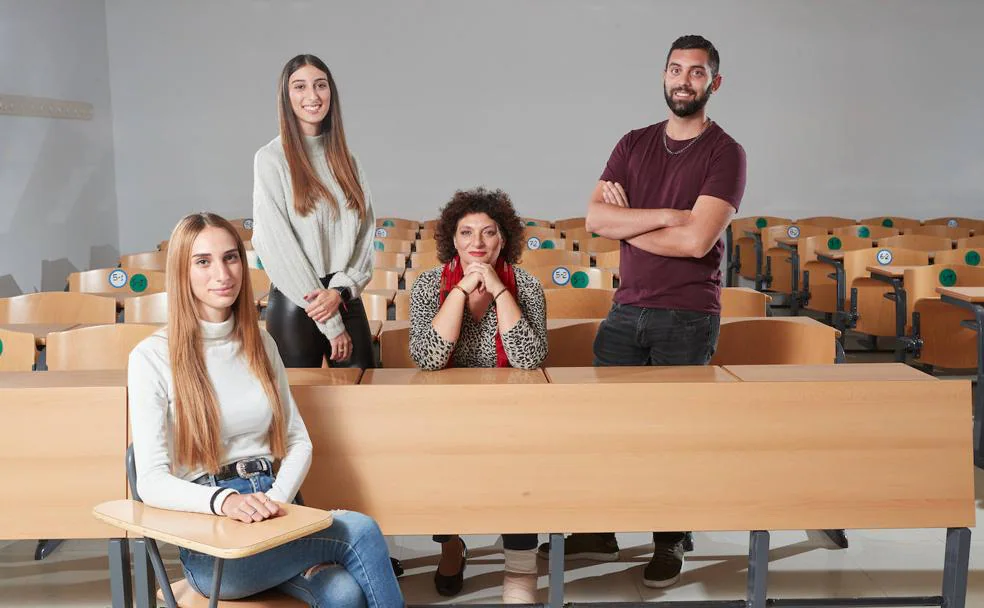 Luisa Fernández Heredia con sus tres hijos, Natalia, Paula y Álvaro, en un aula de la Facultad de Ciencias de la Universidad de Granada. 