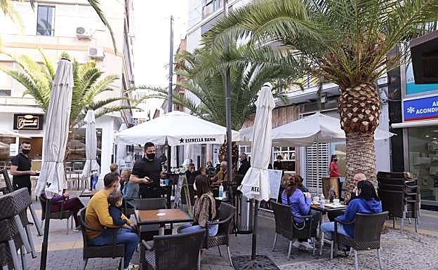 Cierre de Granada | "Después de unas vacaciones forzosas, respiramos al ver la terraza llena"