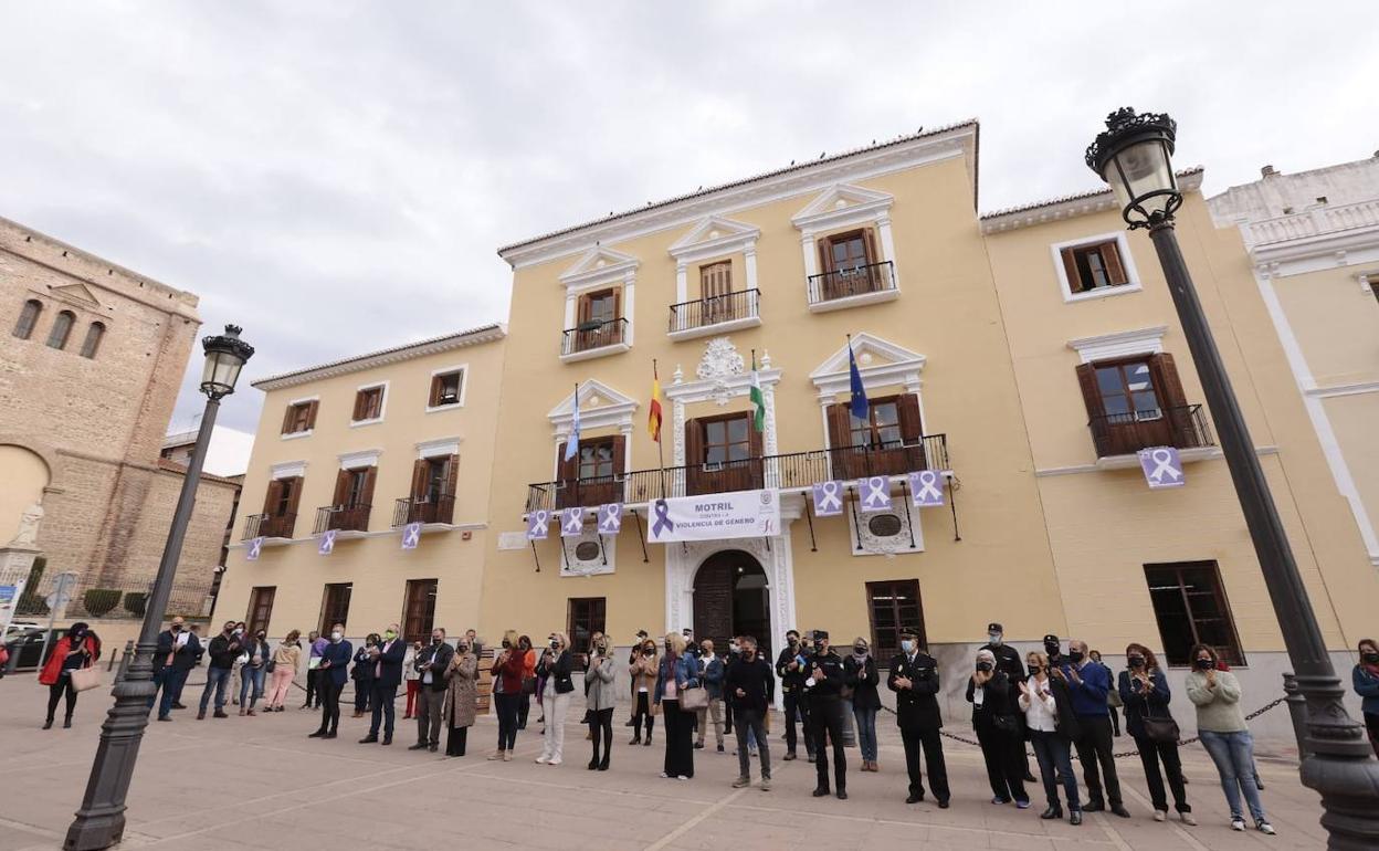 Sillas vacías y silencio para recordar a las víctimas de violencia de género en la Costa